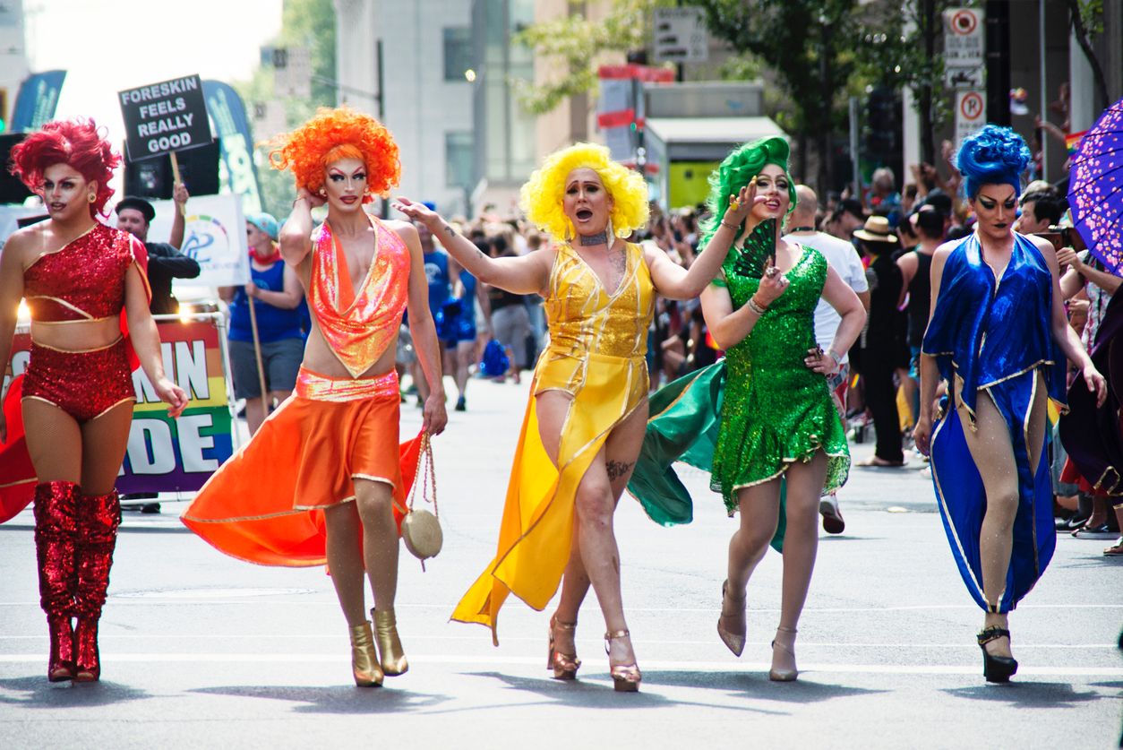 EU lär ut hur man blir en drag queen på “queerläger” i Berlin