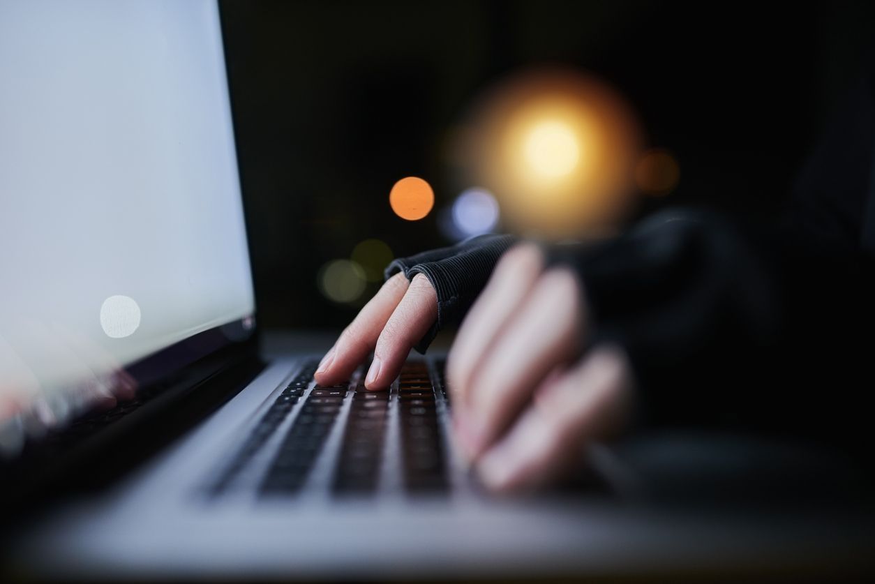 Justitiekanslern: “Utmanar yttrandefriheten” att avslöja pedofiler och dokumentera brottslingar