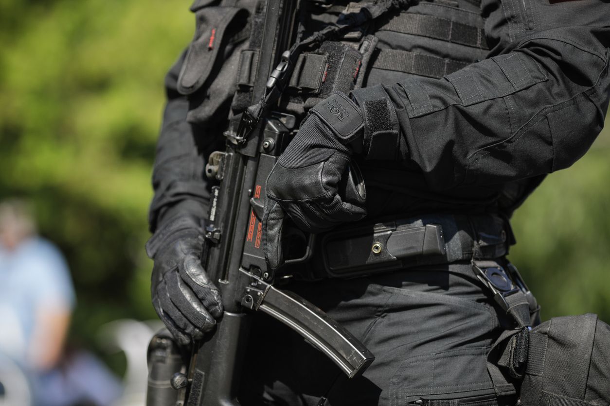 Hotet inifrån: Polisen beväpnas med automatvapen