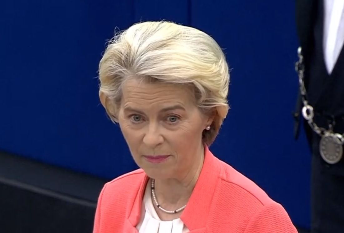 Trots elkris och opopulär klimatpolitik – Ursula von der Leyen hyllar sig själv i stort årligt tal