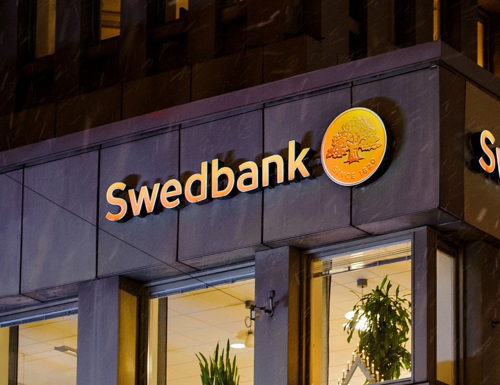 Gängen infiltrerar banker – Bedrar kunder