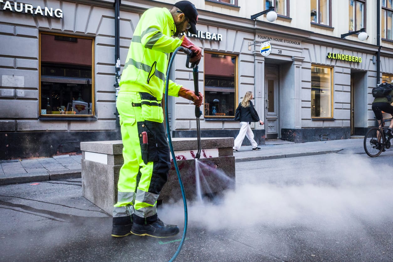 Migranter kringgår lönekraven med falska kontrakt – Undviker utvisning
